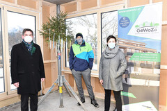 Bürgermeister Mag. Werner Krammer überbrachte Obmann Jakob Anger und Barbara Moser (Verein GeWoZu) Glückwünsche zur Gleichenfeier. Bürgermeister Mag. Werner Krammer überbrachte Obmann Jakob Anger und Barbara Moser (Verein GeWoZu) Glückwünsche zur Gleichenfeier.