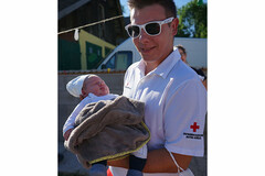 Rettungssanitäter Raphael Leeb mit Baby Lukas Conrad Rettungssanitäter Raphael Leeb mit Baby Lukas Conrad