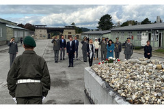 Bundesministerin Mag. Klaudia Tanner und Wirtschafts-Landesrat Markus Achleitner bei der Kranzniederlegung am Sarkophag der Gedenkstätte Mauthausen. Bundesministerin Mag. Klaudia Tanner und Wirtschafts-Landesrat Markus Achleitner bei der Kranzniederlegung am Sarkophag der Gedenkstätte Mauthausen.