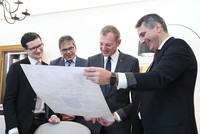 Vizebürgermeister David Köck, Bürgermeister Leopold Gartner, Landeshauptmann Mag. Thomas Stelzer, Gemeindeamtsleiter Thomas Dollhäupl Vizebürgermeister David Köck, Bürgermeister Leopold Gartner, Landeshauptmann Mag. Thomas Stelzer, Gemeindeamtsleiter Thomas Dollhäupl