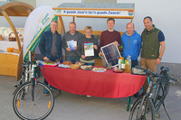 Für den Wimsbacher Sozialfonds bot die E-Gem-Gruppe - Thomas Altmanninger (v.li.), Christian Ortner, Monika Neudorfer, Martin Schwarzlmüller, Josef Malfent - lokale Köstlichkeiten an. Auch der Bürgermeister (re.) verkostete! Für den Wimsbacher Sozialfonds bot die E-Gem-Gruppe - Thomas Altmanninger (v.li.), Christian Ortner, Monika Neudorfer, Martin Schwarzlmüller, Josef Malfent - lokale Köstlichkeiten an. Auch der Bürgermeister (re.) verkostete!