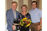 15 Jahre Bgm Gerhard Huber Vizebürgermeister Gerald Lindinger (re.) gelang die Überraschung zum 15-jährigen Amtsjubiläum von Bürgermeister Ing. Gerhard Huber (li.), die selbst Ehefrau Renate (Mitte) vor ihrem Mann geheim hielt