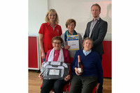 Bezirkskoordinatorin der Gesundheits- und Sozialen Dienste Monika Felbermayr (links hinten) und Bezirksgeschäftsleiter Alexander Kaineder (rechts hinten) mit den glücklichen Gewinnerinnen Bezirkskoordinatorin der Gesundheits- und Sozialen Dienste Monika Felbermayr (links hinten) und Bezirksgeschäftsleiter Alexander Kaineder (rechts hinten) mit den glücklichen Gewinnerinnen