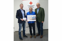 Bei der Übergabe von links Bezirksgeschäftsleiter Alexander Kaineder, Rotkreuz-Lotterie-Gewinner Erwin Kogler. und Bezirksstellenleiter Dieter Goppold Bei der Übergabe von links Bezirksgeschäftsleiter Alexander Kaineder, Rotkreuz-Lotterie-Gewinner Erwin Kogler. und Bezirksstellenleiter Dieter Goppold