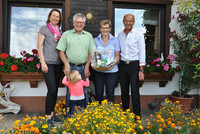 Gewinner der Blumenschmuckaktion Bürgermeisterin Elisabeth Paruta-Teufer und Leopold Piererfellner (re.), Geschäftsführer der Lagerhausgenossenschaft Freistadt, gratulierten Margit und Franz Birklbauer und ihrer Enkelin Joseline sehr herzlich zu ihrer wunderschönen Blütenpracht.