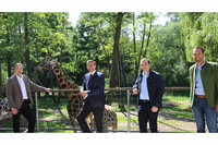 Auge in Auge mit einer Giraffe: Das ist im Zoo Schmiding möglich! Bezirksparteiobmann Abg.z.NR Klaus Lindinger (v.re.), Direktor DDr. Andreas Artmann, Landesrat Markus Achleitner und Gemeindevorstand Gerald Walter. Auge in Auge mit einer Giraffe: Das ist im Zoo Schmiding möglich! Bezirksparteiobmann Abg.z.NR Klaus Lindinger (v.re.), Direktor DDr. Andreas Artmann, Landesrat Markus Achleitner und Gemeindevorstand Gerald Walter.