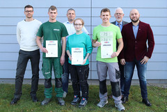 Die erfolgreichen Glaserlehrlinge mit ihren Gratulanten: v. l. Martin Himmelbauer, Manuel Bär, Gerald Wiesbauer-Pfleger, Stefanie Huber, Tobias Kohel, KommR Siegfried Seidl, Walter Krausmann. Die erfolgreichen Glaserlehrlinge mit ihren Gratulanten: v. l. Martin Himmelbauer, Manuel Bär, Gerald Wiesbauer-Pfleger, Stefanie Huber, Tobias Kohel, KommR Siegfried Seidl, Walter Krausmann.
