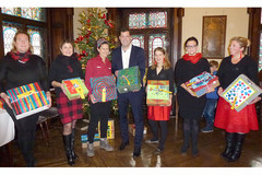 Die leitenden Aktivistinnen von "Gmunden hilft dem Christkind" mit Bürgermeister Mag. Stefan Krapf Die leitenden Aktivistinnen von "Gmunden hilft dem Christkind" mit Bürgermeister Mag. Stefan Krapf