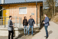 v.l.n.r: Tierschutzaktivist Sebastian Bohrn Mena, Anita und Herbert Holzinger mit Klima-Landesrat Stefan Kaineder vor dem Schweinestall der Familie Holzinger v.l.n.r: Tierschutzaktivist Sebastian Bohrn Mena, Anita und Herbert Holzinger mit Klima-Landesrat Stefan Kaineder vor dem Schweinestall der Familie Holzinger