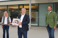 Bezirksparteiobmann Abg.z.NR Klaus Lindinger (re.) gratulierte dem frisch gewählten Bürgermeister Günther See (Mitte) und der neuen Vizebürgermeisterin Doris Seyr (li.) mit einer Sachertorte, die der „Zeller Eber“ ziert Bezirksparteiobmann Abg.z.NR Klaus Lindinger (re.) gratulierte dem frisch gewählten Bürgermeister Günther See (Mitte) und der neuen Vizebürgermeisterin Doris Seyr (li.) mit einer Sachertorte, die der „Zeller Eber“ ziert