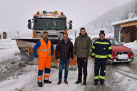Michael Gruber, Bezirksfeuerwehrkommandant Helmut Bertsch und weiteren Einsatzkräften Michael Gruber, Bezirksfeuerwehrkommandant Helmut Bertsch und weiteren Einsatzkräften