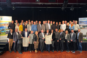 LR Max Hiegelsberger bei der Obleute-Konferenz in Haslach gemeinsam mit den Obleuten der LEADER-Regionen, LEADER-Managern sowie den LEADER-Verantwortlichen auf Landes- und Bundesebene LR Max Hiegelsberger bei der Obleute-Konferenz in Haslach gemeinsam mit den Obleuten der LEADER-Regionen, LEADER-Managern sowie den LEADER-Verantwortlichen auf Landes- und Bundesebene