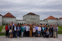 Reisegruppe vor Schloß Nymphenburg in München Reisegruppe vor Schloß Nymphenburg in München