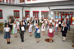 Die AbsolventInnen der Schule für Gesundheits- und Krankenpflege Steyr mit ihren GratulantInnen Die AbsolventInnen der Schule für Gesundheits- und Krankenpflege Steyr mit ihren GratulantInnen
