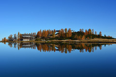Aus dem See wird bald schon Schnee: Speichersee auf der Höss mit dem Berggasthof Höss Aus dem See wird bald schon Schnee: Speichersee auf der Höss mit dem Berggasthof Höss