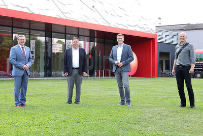 Dr. Thomas Haas (GF Fröling), Dr. Ernst Hutterer (Eigentümer Fröling), Klima-Landesrat Stefan Kaineder und Stadtrat Mag. Bernhard Waldhör.