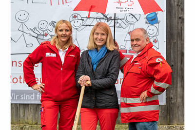 LH-Stv.in Christine Haberlander mit Mitarbeiter/innen des Roten Kreuz Grein.
