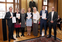 Dr. Dominik Duscher, Dr.in Anna Sophie Mursch-Edlmayr, Landeshauptmann-Stellvertreterin Mag.a Christine Haberlander, Dr.in Judith Wagner, M.A., Dr.in Dominika Podkowinski, Dr. Gernot Kriegshäuser, Landessanitätsdirektor Dr. Georg Palmisano Dr. Dominik Duscher, Dr.in Anna Sophie Mursch-Edlmayr, Landeshauptmann-Stellvertreterin Mag.a Christine Haberlander, Dr.in Judith Wagner, M.A., Dr.in Dominika Podkowinski, Dr. Gernot Kriegshäuser, Landessanitätsdirektor Dr. Georg Palmisano