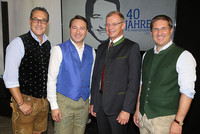 Manfred Haimbuchner feiert 40. Geburtstag Die Laudatoren Vizekanzler Heinz-Christian Strache, Landeshauptmann Mag. Thomas Stelzer und der Welser Bürgermeister Dr. Andreas Rabl mit dem Jubilar Landeshauptmann-Stellvertreter Dr. Manfred Haimbuchner.
