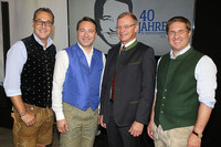 Manfred Haimbuchner feiert 40. Geburtstag Die Laudatoren Vizekanzler Heinz-Christian Strache, Landeshauptmann Mag. Thomas Stelzer und der Welser Bürgermeister Dr. Andreas Rabl mit dem Jubilar Landeshauptmann-Stellvertreter Dr. Manfred Haimbuchner.