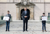 LH Stelzer mit Hannes Moser (l. 11 Jahre) und Valentin Buchegger (r. 10 Jahre) LH Stelzer mit Hannes Moser (l. 11 Jahre) und Valentin Buchegger (r. 10 Jahre)