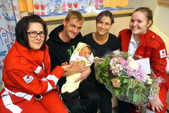 Lina Marie mir ihren Eltern und das Sanitäterteam Susanne Hofinger und Lisa Marie Eschlböck Lina Marie mir ihren Eltern und das Sanitäterteam Susanne Hofinger und Lisa Marie Eschlböck