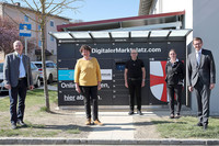 Digital trifft auf Regional Die Landesräte Max Hiegelsberger und Markus Achleitner vor der innovativen Nahversorger-Abholstation in St. Florian mit den Lieferanten (von links) Gabriele Wild-Obermayr (Gemüsehof Wild-Obermayr), Alfred Heinisch (Nah&Frisch Heinisch) und Barbara Wallisch (Wurm Fruchtveredelung).