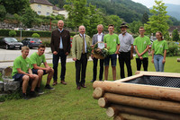 LAbg. Christian Dörfel, Landesrat Max Hiegelsberger, Direktor Martin Faschang, Zimmereipraxislehrer Josef Mörwald mit Schülern der LWBFS Schlierbach LAbg. Christian Dörfel, Landesrat Max Hiegelsberger, Direktor Martin Faschang, Zimmereipraxislehrer Josef Mörwald mit Schülern der LWBFS Schlierbach
