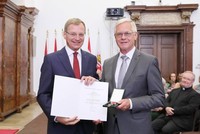 Überreichung von Landesauszeichnungen durch Landeshauptmann Mag. Tomas Stelzer SILBERNES VERDIENSTZEICHEN DES LANDES OBERÖSTERREICH Konsulent Hubert LANG ehem. Präsident des OÖ. Leichtathletikverbandes Überreichung von Landesauszeichnungen durch Landeshauptmann Mag. Tomas Stelzer SILBERNES VERDIENSTZEICHEN DES LANDES OBERÖSTERREICH Konsulent Hubert LANG ehem. Präsident des OÖ. Leichtathletikverbandes