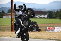 Motorradfahrer beim Stunt Motorradfahrer beim Stunt
