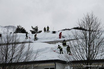 Feuerwehrleute am Dach Feuerwehrleute am Dach