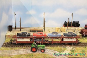 Modellbahnausschnitt mit Waggon und Tacktor Modellbahnausschnitt mit Waggon und Tacktor