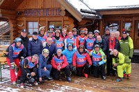 Fußballer auf der Höss Sie alle sind Sieger: Die Fußballlegenden vor der Bärenhütte in Hinterstoder mit Vorstand Helmut Holzinger und Marketingleiterin Karin Kauder.
