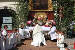 Pfarrer mit Ministranten vor Altar Pfarrer mit Ministranten vor Altar