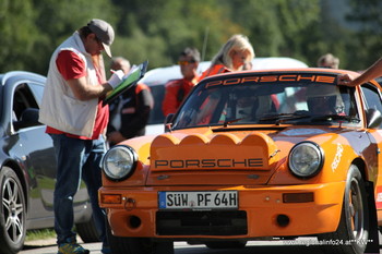 Rallyeauto beim Start Rallyeauto beim Start