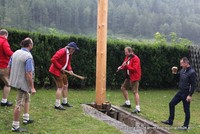 Personen beim umschneiden des Maibaumes Personen beim umschneiden des Maibaumes