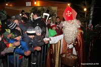Nikolaus verteilt Gaben Nikolaus verteilt Gaben