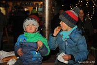 Kinder beim Bratwürstelessen Kinder beim Bratwürstelessen