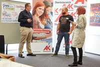 AK-Bezirksstellenleiter Stefan Wimmer, Streetworker Johannes Friedl und Seher Sanduvac vom Jugendnetzwerk der AK OÖ (von links). AK-Bezirksstellenleiter Stefan Wimmer, Streetworker Johannes Friedl und Seher Sanduvac vom Jugendnetzwerk der AK OÖ (von links).