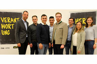 JVP-Landesobfrau NR Claudia Plakolm (re.) und Bezirksparteiobmann NR Klaus Lindinger (li.) gratulierten dem neuen Vorstandsteam Christoph Hofinger (v.li.), Martin Steiner, Johannes Stieger, Samuel Entholzer und Stella Wetzlmair. Dem scheidenden Obmann Thomas Weichselbaumer (4.v.re.) dankten sie für seine Arbeit. JVP-Landesobfrau NR Claudia Plakolm (re.) und Bezirksparteiobmann NR Klaus Lindinger (li.) gratulierten dem neuen Vorstandsteam Christoph Hofinger (v.li.), Martin Steiner, Johannes Stieger, Samuel Entholzer und Stella Wetzlmair. Dem scheidenden Obmann Thomas Weichselbaumer (4.v.re.) dankten sie für seine Arbeit.