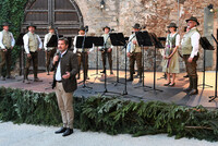 Bürgermeister Mag. Werner Krammer begrüßte das Publikum im Schlosshof Bürgermeister Mag. Werner Krammer begrüßte das Publikum im Schlosshof