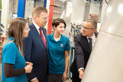 Landeshauptmann Thomas Stelzer mit Robert Machtlinger (r.), CEO von FACC sowie zwei FACC-Fachkräfte Andrea Beisl (l.) und Nina Wagenleitner im FACC-Werk. Landeshauptmann Thomas Stelzer mit Robert Machtlinger (r.), CEO von FACC sowie zwei FACC-Fachkräfte Andrea Beisl (l.) und Nina Wagenleitner im FACC-Werk.