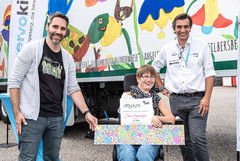 Jasmin Pauzenberger mit ihrem prämierten Entwurf und den Initiatoren des Kunstpreises „VOI fesch“, Helmuth Stöber und Gerald Bucher. Jasmin Pauzenberger mit ihrem prämierten Entwurf und den Initiatoren des Kunstpreises „VOI fesch“, Helmuth Stöber und Gerald Bucher.