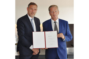 Johannes Artmayr, geschäftsführender Gesellschafter der Strasser Steine GmbH, St. Martin i. Mkr., wurde von Ex-Vizekanzler und -Wirtschaftsminister Reinhold Mitterlehner (r.) mit dem Kommerzialratstitel ausgezeichnet. Johannes Artmayr, geschäftsführender Gesellschafter der Strasser Steine GmbH, St. Martin i. Mkr., wurde von Ex-Vizekanzler und -Wirtschaftsminister Reinhold Mitterlehner (r.) mit dem Kommerzialratstitel ausgezeichnet.