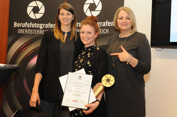 Julia Losbichler (ms. foto.group), Julia Muehlberger (1. Platz Kategorie Jungfotografen), LIM Sabine Starmayr Julia Losbichler (ms. foto.group), Julia Muehlberger (1. Platz Kategorie Jungfotografen), LIM Sabine Starmayr