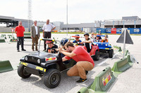 Bgm. Josef STURMAIR, Dr. Klaus MARTIN und Martin GRABNER (beide BRP Rotax) mit Kindern Bgm. Josef STURMAIR, Dr. Klaus MARTIN und Martin GRABNER (beide BRP Rotax) mit Kindern