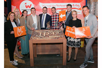 Jungunternehmerpreis 2017 verliehen: v. l. WKOÖ-Vizepräsidentin Angelika Sery-Froschauer, Corinna Lindinger, Kathrin Hochhauser + Johannes Paul Hochhauser (Landmetzgerei Hochhauser GmbH), Philipp Baum (bage plastics GmbH,) Andreas Gutzelnig (Storyclash GmbH), Bernhard Aichinger, WKOÖ-Vizepräsidentin Doris Hummer, Christoph Heumader Jungunternehmerpreis 2017 verliehen: v. l. WKOÖ-Vizepräsidentin Angelika Sery-Froschauer, Corinna Lindinger, Kathrin Hochhauser + Johannes Paul Hochhauser (Landmetzgerei Hochhauser GmbH), Philipp Baum (bage plastics GmbH,) Andreas Gutzelnig (Storyclash GmbH), Bernhard Aichinger, WKOÖ-Vizepräsidentin Doris Hummer, Christoph Heumader