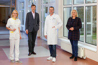 DGKP Ulrike Oberndorfer (Pflegedirektorin), Prof. DDr. Christian Köck (zuständiger Geschäftsführer der Klinikum Austria Gesundheitsgruppe), Primar Dr. Robert Hatschenberger (Ärztlicher Direktor) und Dipl. KH-Bw. Gabi Sturmlechner (Kaufmännische Direktorin) DGKP Ulrike Oberndorfer (Pflegedirektorin), Prof. DDr. Christian Köck (zuständiger Geschäftsführer der Klinikum Austria Gesundheitsgruppe), Primar Dr. Robert Hatschenberger (Ärztlicher Direktor) und Dipl. KH-Bw. Gabi Sturmlechner (Kaufmännische Direktorin)