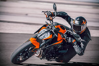 Hier kommt die KTM 890 DUKE Hier kommt die KTM 890 DUKE
