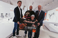 v.l.n.r.: KTM Motohall Geschäftsführer René Esterbauer, Gewinner Jürgen Jodl mit Sohn Maxi, Mattighofens Bürgermeister Friedrich Schwarzenhofer v.l.n.r.: KTM Motohall Geschäftsführer René Esterbauer, Gewinner Jürgen Jodl mit Sohn Maxi, Mattighofens Bürgermeister Friedrich Schwarzenhofer